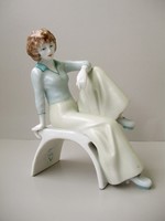Retro ruhás porcelán ülő lány