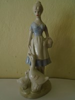 Spanyol Lladro stilusú spanyol porcelán hölgy libákat etet  22 cm magas hibátlan
