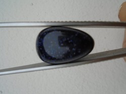 Etiópiából származó természetes fekete opál kaboson csiszolással  46,5 ct, hatalmasnak mondható