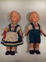 Antik régi gumi baba babaházi figura kettő darab kézzel készült  horgolt ruhában 14 cm