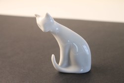 Fehér porcelán cica szobor