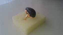 Aranyozott ezüst gyűrű sötét bordó kővel. 925 