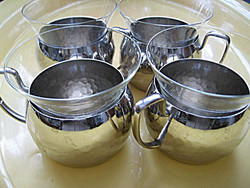 4 db jelzett alpakka, ezüstözött tartóban vékony poharak
