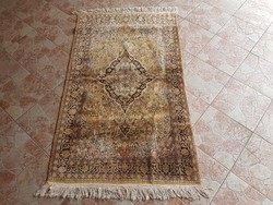 ​Kashmír selyem szőnyeg.