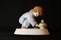 Zsolnay porcelán nipp - búgócsigás gyermek - a nagyi vitrinéből