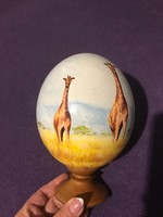 Kézzel festett zsiráfos strucc tojás fa talpon.