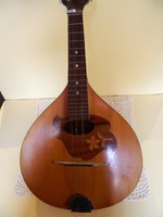 Régi intarziával díszitett mandolin.