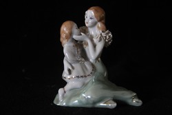 Csipkés porcelán anya gyermekével figura