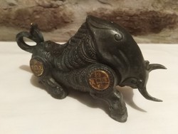 Dekoratív bronz bika