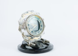 Art deco óra - Üveg foglalaltú, krómozott fém lábú, bakelit talpon álló orosz Majak ébresztőóra