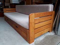 Eladó egy ágyazható Helszinki fenyő kanapé ágyneműtartoval és matracokkal 
