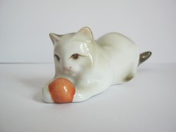 Zsolnay porcelán játszó cica macska