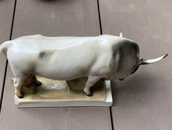 ​Zsolnay porcelán bika, jelzett kb. 28 cm 1955-60 között, Sinkó András