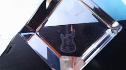 3D vágott sarkú üvegkocka (gitárral a közepén)