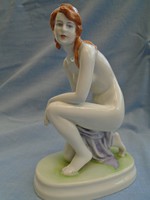 Zsolnay porcelán térdelő akt szobor a legszebb színekben pompázik