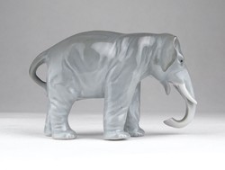 0T868 Régi kisméretű porcelán elefánt 6.5 cm