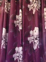 Szépséges lila alapon hatalmas pünkösdirózsás selyem sötétítő függöny párban