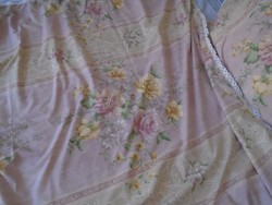 Rózsás, romantikus ágynemű garnitura vert csipkével. 