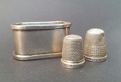2 db angol ezüst gyűszű és 1 db angol ezüst szalvétagyűrű.