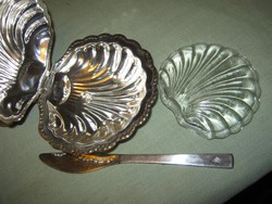 Kagyló alakú kaviár vagy pástétom kínáló késsel üvegbetéttel 