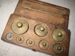 Hitelesített   ,  régi  patika mérleg súly készlet  , eredeti dobozában  6,5 x 14,5 cm