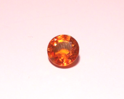 Zafír - 3,7 ct, természetes, padparadscha narancs színű