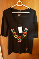 S-es kalocsai fekete női póló színes népművész kézi hímzéssel eladó.