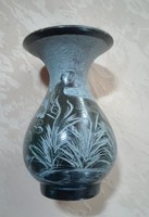 Sötétzöld ónix váza, gazdag díszítéssel