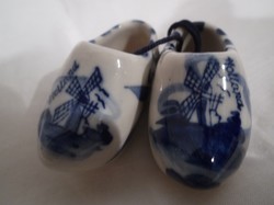 Porcelán - kézzel festett - jelzett -  miniatűr -  Holland cipőkék - 5 x 3 cm - hibátlan