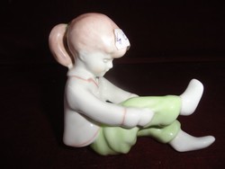 Aquincum porcelán figurális szobor, öltözködő kislány. Vanneki! Jókai