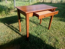 Tiszta fa asztal egy fiókkal - íróasztal - pipere asztal vagy kis konyhai