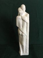 Ölelkezők, zsűrizett bisquit porcelán szobor, Világhy Árpád FISAIC I.díjas szobrászművész alkotása