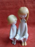 Hollóházi porcelán olvasó lányok figura
