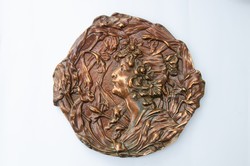 Szecessziós bronz színű öntöttvas falidísz - falitányér, falitál, hölgy virágok között