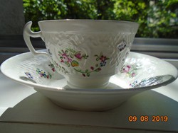 19 Sz with hand-painted london shape, crown embossed medallions, cup with saucer and bowl