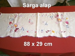 Kézzel hímzett kalocsai mintás drapéria 88 x 29 cm 