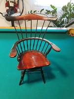 Forgó-Zenélő Karfás játékbabának való szék, fából