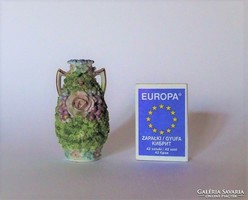 Régi, antik, mini, miniatűr virágokkal díszített drezdai porcelán váza
