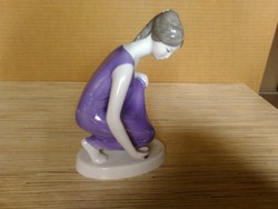 Hollóházi porcelán vizmeritő lillaruhás hölgy