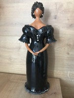 Kerámia szobor: "A feketeruhás nő", jelzett