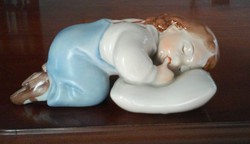 Zsolnay porcelán; alvó gyermek