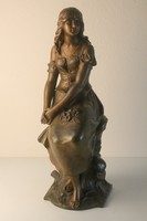 Szecessziós ülő lány szobor