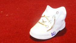 Aquincumi porcelán fehér kis cipő, arany fűzővel. Vanneki! Jókai.