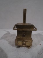 FÉM - 10 dkg! tömör - RÉZ - miniatűr sparhelt - felhajtható konyharuha tartóval - 4,5 x 2 x 2 cm