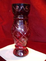 Csiszolt üveg, bordó színű kristály váza. 31 cm magas. Vanneki!