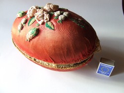 Régi, antik selyem virágokkal és hímzésekkel díszített nagyméretű húsvéti selyem tojás