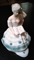 Porcelán figura, olvasó nő