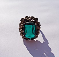 Antik nagy zöld köves kidolgozott fémjeles gyűrű