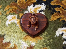 Remek Krisztus fej faragvány, szív alakú fa talpon
