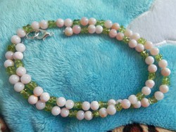 Természetes rózsaszín opál és peridot nyaklánc 47cm